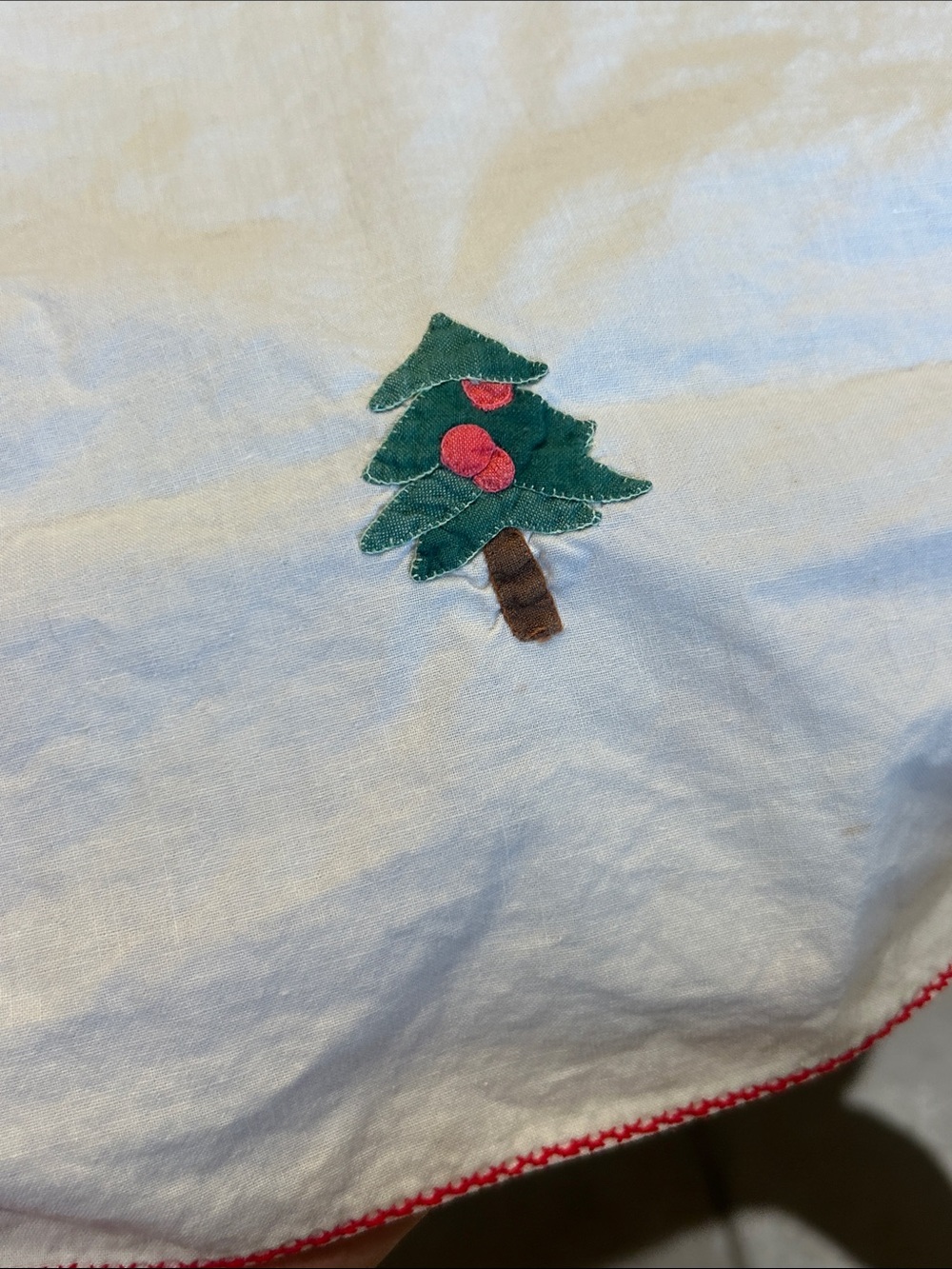 Vintage White Tablecloth with Red and Green Embroidered Wreath Motifs - Picture 7 of 14